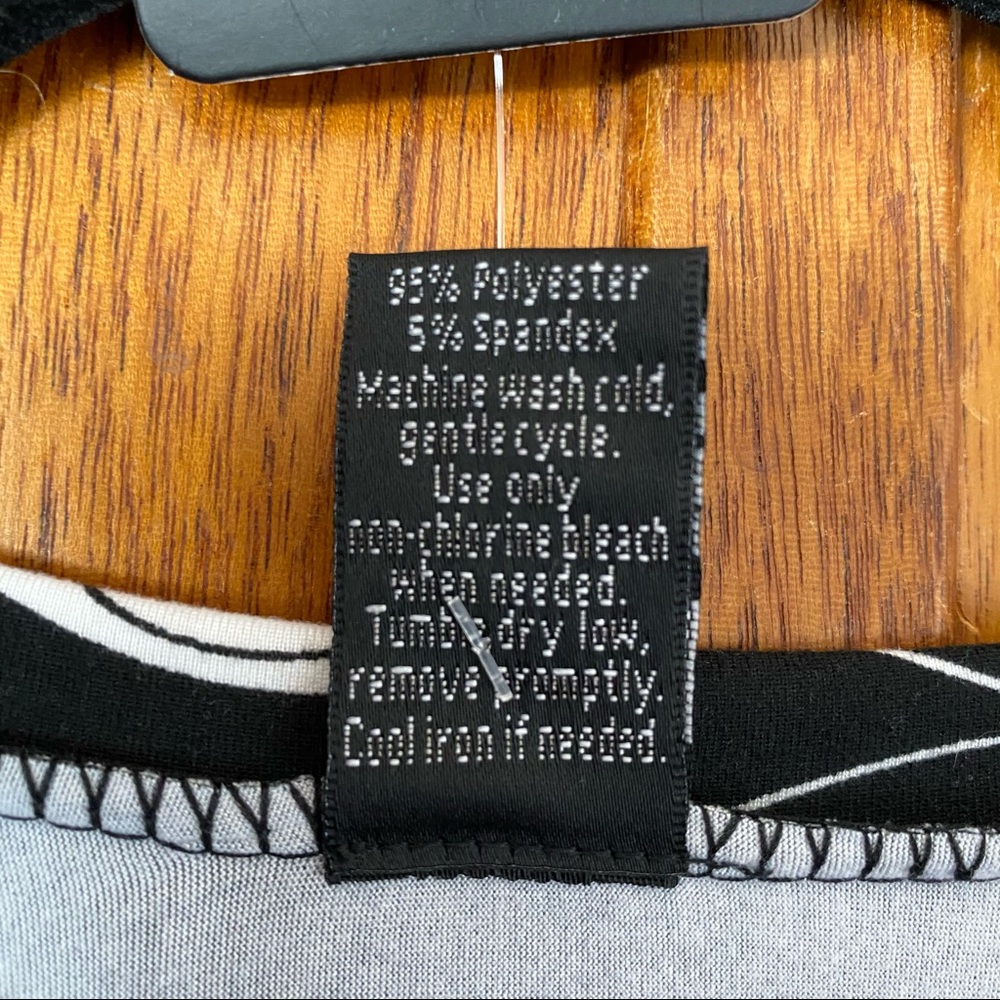 NWT Lildy V-Neck Floral Tunic Dress Red Accents - Picture 5 of 11